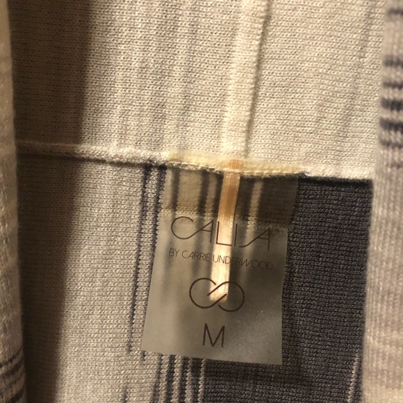 SOLD-Women’s Carrie Underwood Shawl/Wrap - Picture 2 of 4